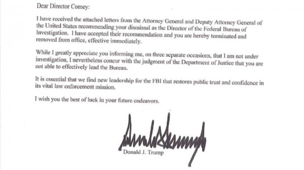 美國總統川普宣佈將開除FBI局長柯米，川普親筆簽名的解僱信也公開，內文叫他「立刻離開辦公室」（法新社）