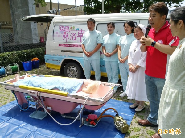 到宅沐浴車超搶手，對失能者家庭提供沐浴服務。（記者吳亮儀攝）