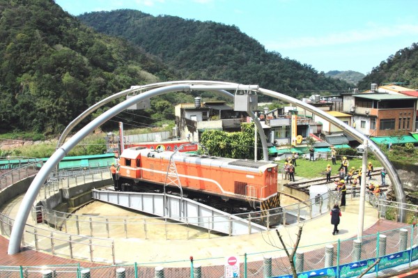 台鐵6月起推4趟郵輪式列車，首次安排看火車調頭的列車轉盤秀（圖：台鐵局提供）