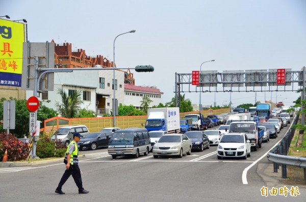 中山高仁德交流道連接平面道路的匝道，猶如臨時停車場。（記者吳俊鋒攝）