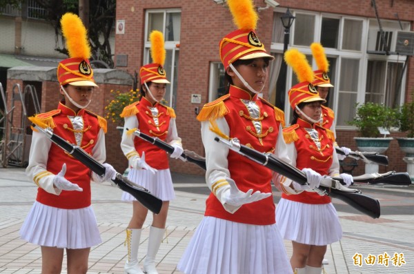 高中樂儀隊常見，而桃市龜山區幸福國小則有桃園市唯一具規模的國小儀隊。（記者鄭淑婷攝）
