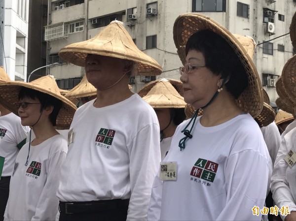 呂秀蓮（右1）下午加入繞行民進黨的行列。（記者蘇芳禾攝）