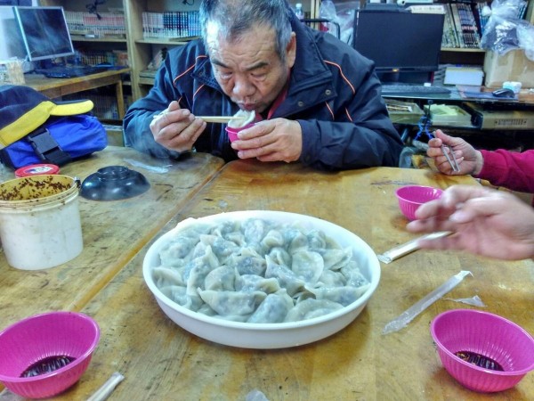 義大教職員品嚐烏坵紫菜水餃。（記者黃旭磊翻攝）