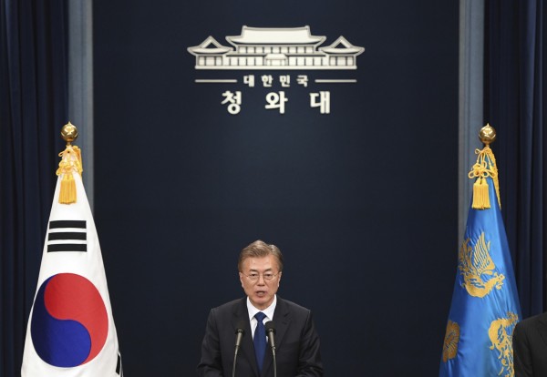 南韓總統文在寅競選時做出縮短役期等承諾，軍方已著手研討落實方案。（法新社）
