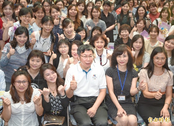 台北市長柯文哲11日出席「106年國際護師節慶祝大會」，頒獎表揚績優人員。（記者方賓照攝）