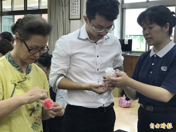 環保康乃馨吸引許多民眾好奇、學習，連78歲的阿嬤也來學習。（記者陳炳宏攝）