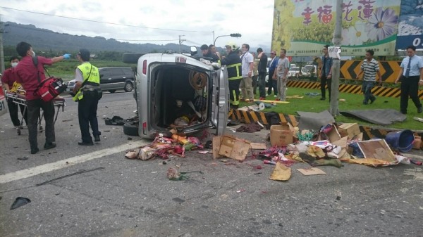 台九線260.5k花蓮瑞穗鄉富源路段，肇事的銀色廂型車翻倒路邊，地上散落物品。（民眾提供）