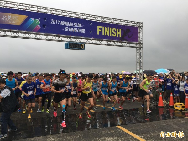 今年的航空城馬拉松，規劃黑貓戰機滑行道為跑步路線，選手們都說酷斃了。（記者謝武雄攝）