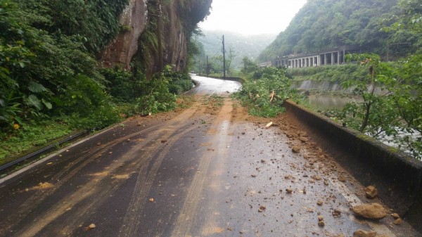 通往三貂嶺瀑布群的產業道路今天上午發生土石崩落，還好沒壓到人車。（記者林嘉東翻攝）