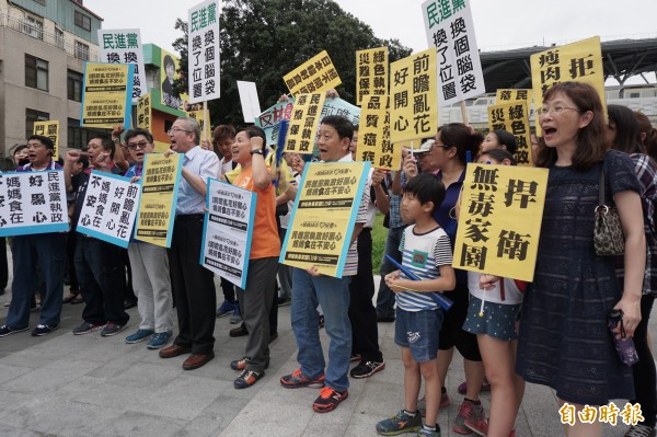 國民黨在母親節前夕發起捍衛無毒家園，拒絕農藥殘留放寬、瘦肉精進口。（記者蔡淑媛攝）  