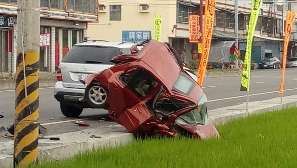 遭推撞的小轎車車頭栽進田裡。（記者張聰秋翻攝）