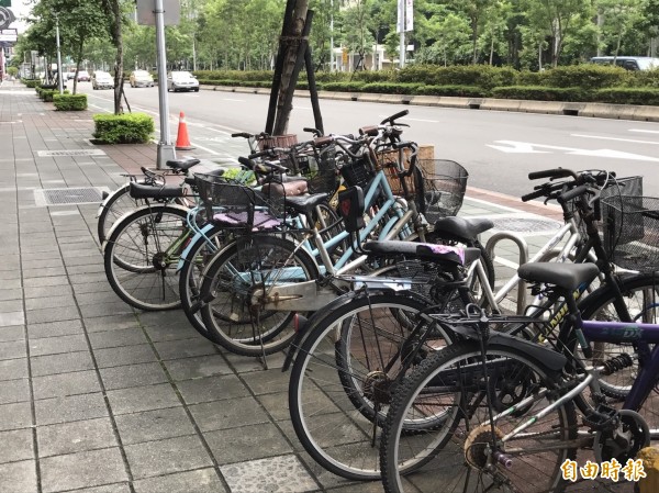 北市交通局將啟動實施「處理妨礙交通車輛自治條例」，如果民眾違停，將收取拖吊費與保管費。（記者陳紜甄攝）