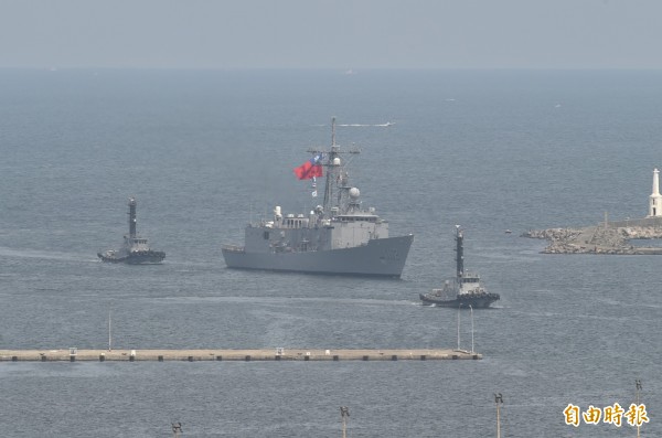 我國向美國採購2艘二手派里級巡防艦今天上午抵達高雄左營軍港。（記者張忠義攝）