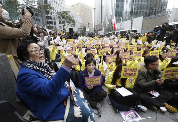 「禁止酷刑委員會」12日表示，認為2015年日韓兩國於慰安婦問題上的協定對於被害者的補償不足，並發表了一篇建議重新談判的報告書。圖為南韓民眾為慰安婦問題抗議。（美聯社資料照）