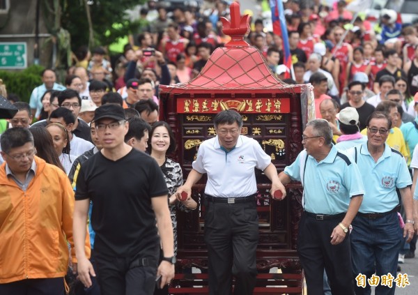 台北市長柯文哲13日出席2017洲美端午龍舟點睛祭江大典活動，迎轎前往龍舟點睛會場。（記者簡榮豐攝）