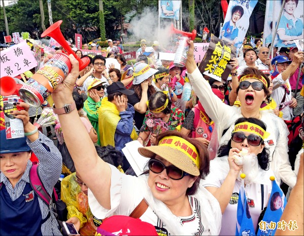 國民黨13日舉行「媽媽請您要保重 捍衛無毒家園」遊行，出發前民眾高舉鳴笛、吹哨發出聲響，向蔡政府嗆聲。（記者黃耀徵攝）