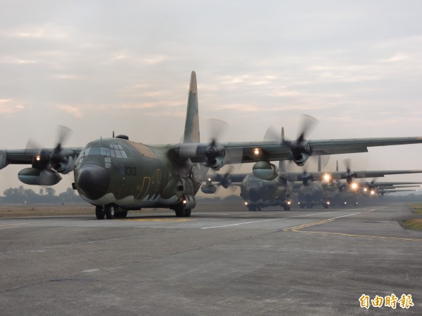 漢光演習將模擬共軍派出大批運輸機空降特戰人員到清泉崗基地，軍方展開清泉崗基地保衛戰。圖為空軍C130運輸機機隊。（記者羅添斌攝）