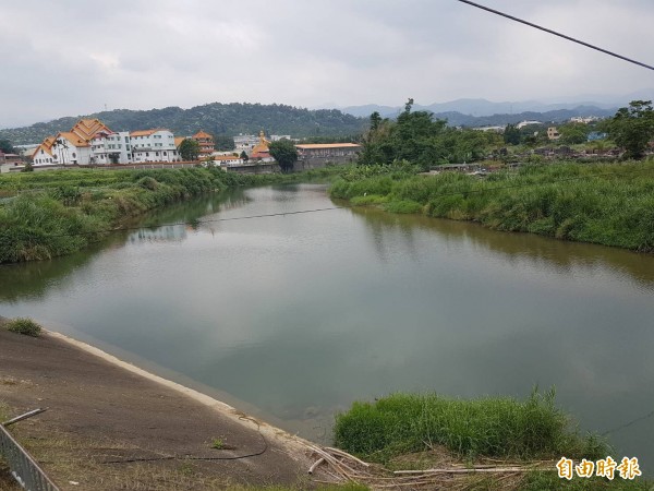 新竹縣關西鎮渡船頭下鳳山溪水域經常發生溺水事件。（記者黃美珠攝）