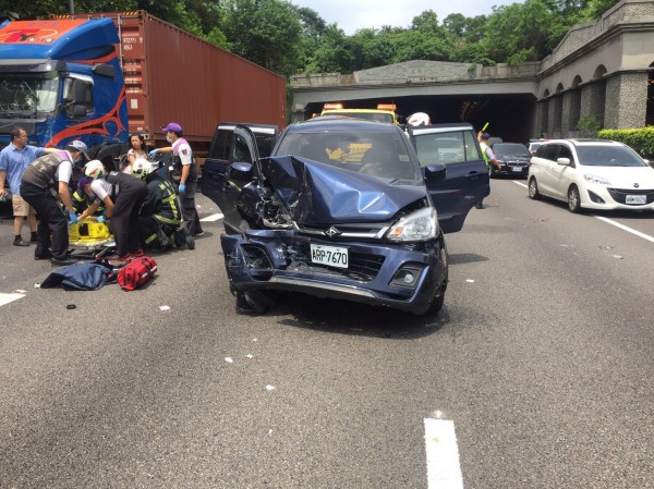 國道3號5車追撞釀7傷，現場被撞車輛占用道路，造成嚴重回堵。（記者李容萍翻攝）