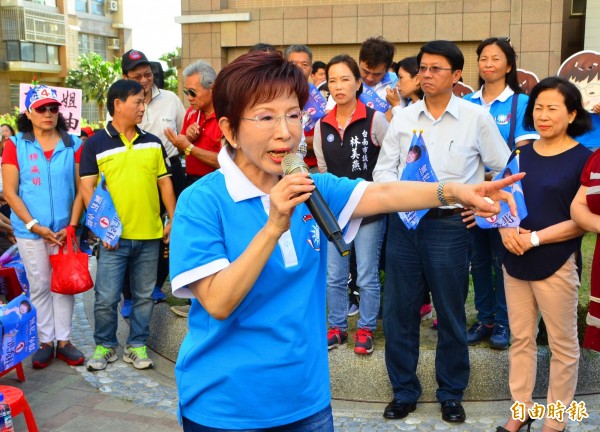 洪秀柱造訪二空眷村，強調台獨絕不會是她的選項。（記者吳俊鋒攝）