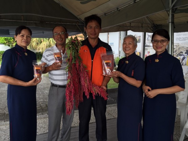 太麻里鄉香蘭村村長蕭惠明（中）與村民劉文祥（左2）帶紅藜來感恩。（慈濟基金會提供）