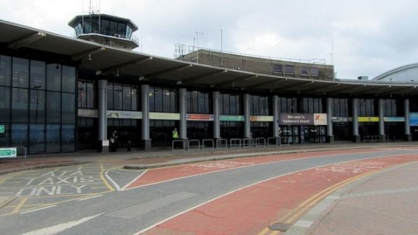 英國西約克郡的里茲布拉福國際機場（Leeds Bradford），昨晚發現可疑包裹，機場隨後被關閉。（圖擷自《BBC》）