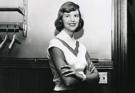 一九五、六○年代的才女詩人希微亞．普拉絲（Sylvia Plath, 1932-1963）。（圖片來源:https://goo.gl/aZnnms）