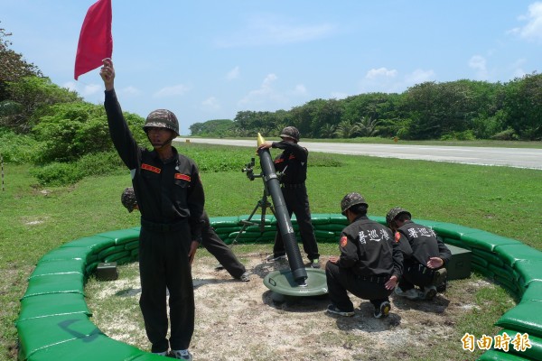 太平島將在本月二十四日到二十六日進行連續三天的環島實彈射擊演練，時間點剛好與國軍漢光演習重疊。圖為日前太平島守軍進行一二０迫砲射擊演練。（記者羅添斌攝）