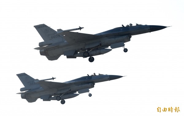 圖為F-16戰機編隊操演。（資料照,記者羅沛德攝）