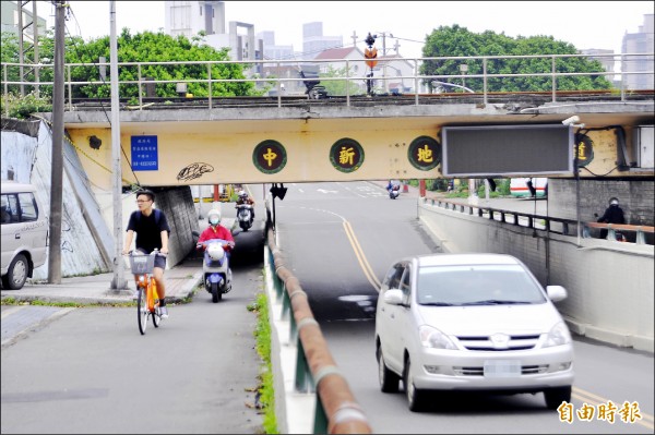 中壢中新地下道將拓寬成六線道，成為a元化路地下道的替代道路。
（記者李容萍攝）