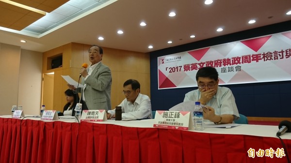 台灣安保協會名譽理事長羅福全（左二）認為，總統蔡英文執政將滿1週年，應在國際宣示台灣是主權獨立國家。（記者陳鈺馥攝）