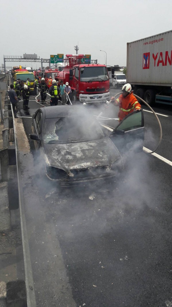 國道1號61K火燒車，消防人員全力搶救。（記者李容萍翻攝）