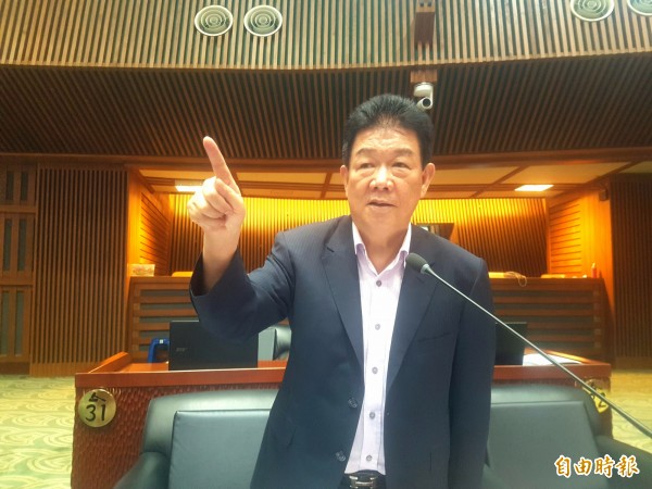 宜蘭縣議員黃浴沂質疑，汙水下水道尚未普及，衛生紙能丟馬桶嗎？（記者簡惠茹攝）