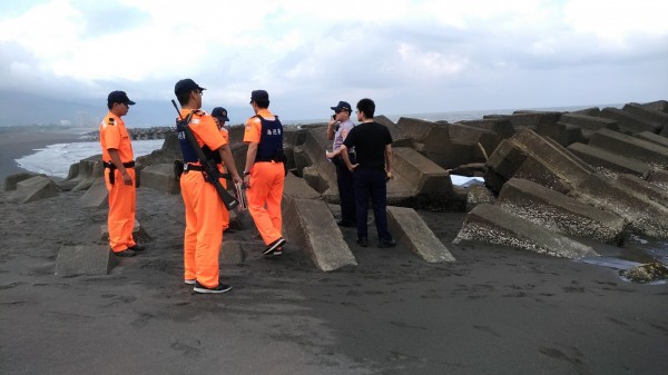 頭城鎮竹安出海口發現男性浮屍，消防人員會同岸巡打撈。（記者江志雄翻攝）