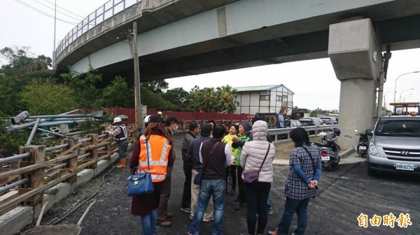 相關單位會勘國道一號后里交流道北上匝道出口。（記者張軒哲攝）