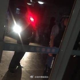 中國有名王姓男子在校園內被女友抱了一下，結果被該校的「自律委員會」學生圍毆。（圖擷取自騰訊新聞）