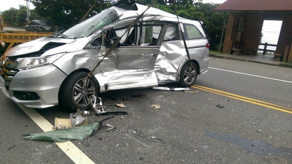 宜蘭縣頭城鎮濱海路七段砂石車與休旅車車禍，休旅車6人受困，目前6人輕重傷送醫急救。（記者簡惠茹翻攝）