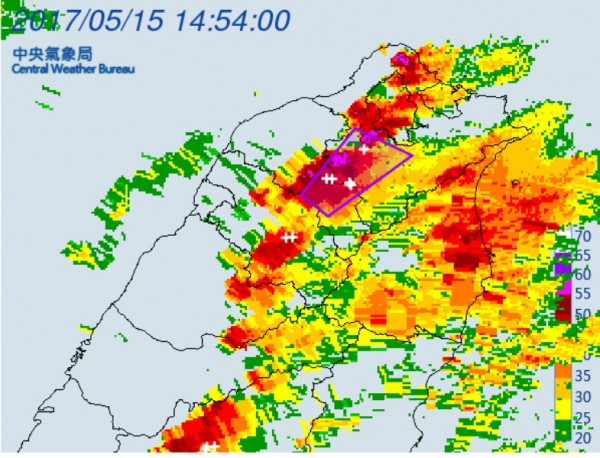 氣象局的雷達觀測顯示，新北及桃園部分行政區有激烈降雨與閃電（白色十字）發生。（中央氣象局）