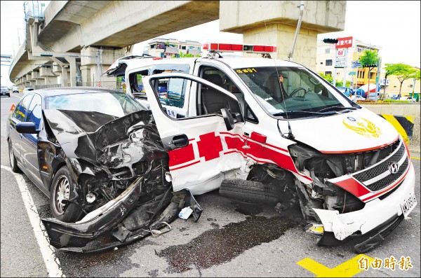 BMW側撞救護車，車頭嚴重變形，顯見撞擊力道之大。（記者吳俊鋒攝）