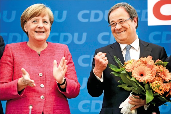 德國北萊因—西發利亞邦十四日舉行邦議會選舉，總理梅克爾（左）領導的基督教民主聯盟得票率擊敗長期執政的社會民主黨，為梅克爾九月聯邦議會大選的總理連任之路亮起最有希望的綠燈。（歐新社）
