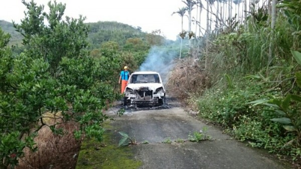 台東太麻里金針山今早傳火燒車，警消馳援1傷1亡。（記者陳賢義翻攝）