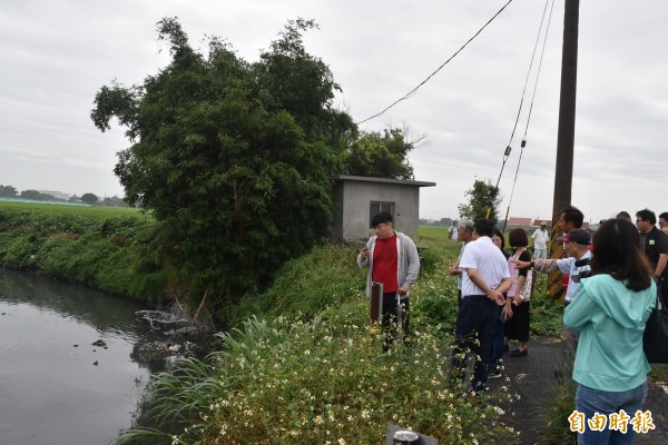 崙背八角亭大排原本清澈水質因遭污染現已成黑水且臭味沖天。（記者黃淑莉攝）