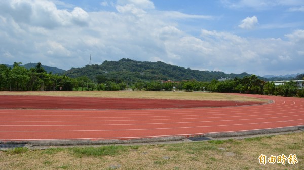 台中朝陽科大一名女大生，本月11日晚間到霧峰區綜合運動場運動，瓶裝水疑似遭人下藥，所幸機警未出事。（記者陳建志攝）