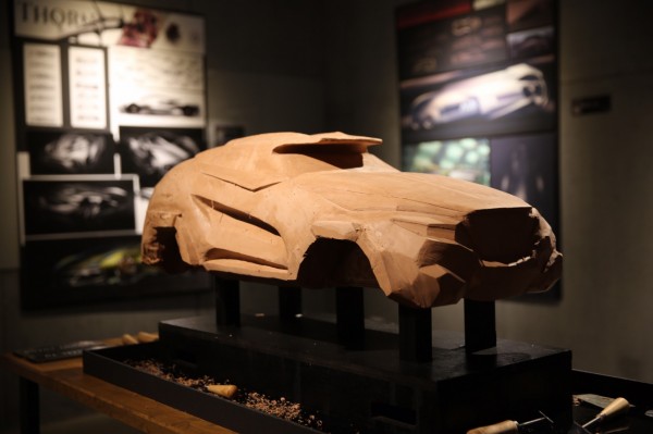 華梵大學工業設計系交通工具設計組學生的木雕概念車。（記者姚岳宏翻攝）