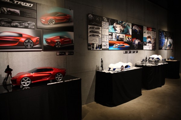 華梵大學工業設計系交通工具設計組學生設計出來的油土概念車模型。（記者姚岳宏翻攝）