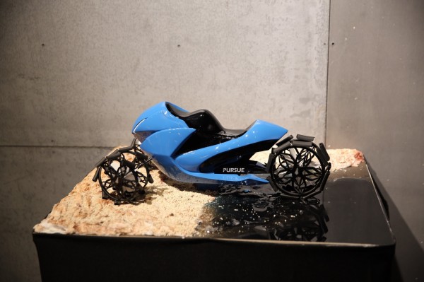 華梵大學工業設計系交通工具設計組學生設計出來的油土概念機車模型。（記者姚岳宏翻攝）