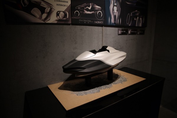 華梵大學工業設計系交通工具設計組學生，以世界定向越野賽50週年為契機，將比賽場地擴展至水面下，設計出一台能夠在陸地與水面下獲取積分的越野車。（記者姚岳宏翻攝）