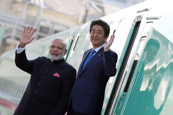 印度總理莫迪去年11月訪問日本時，日本首相安倍晉三宣布將推動從亞太延伸到非洲的自由走廊。（資料照，彭博）