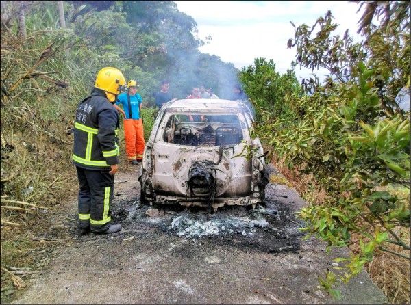 莊男死在休旅車後車廂，遺體焦黑僅剩骨骸，慘不忍睹。
（記者陳賢義翻攝）