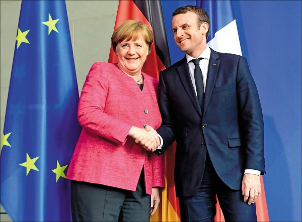 法國新任總統馬克宏十五日前往柏林，與德國總理梅克爾相見歡。（法新社）